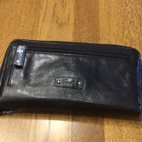 Woman’s Fossil black wallet. New! Zip closure. Change pocket. 14 card pockets - Picture 3 of 6